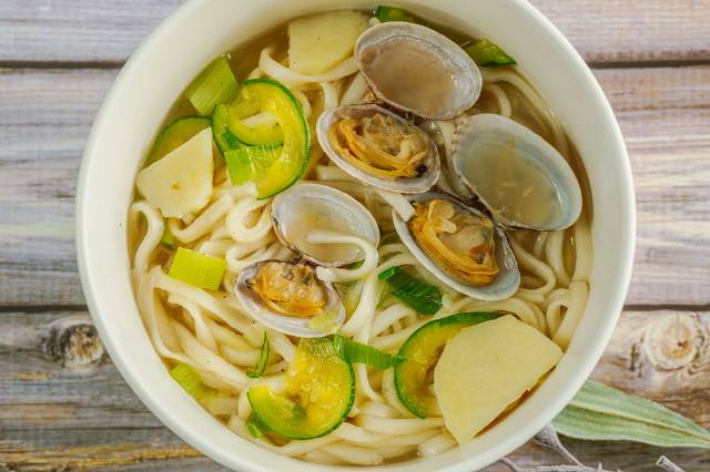 칼국수와 된장찌개 중 된장찌개가 나트륨 함량이 더 많을 것 같지만, 칼국수가 더 많다./사진=클립아트코리아