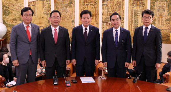 김진표(가운데) 국회의장이 14일 오전 서울 여의도 국회 의장실에서 주호영 국민의힘 원내대표, 박홍근 더불어민주당 원내대표와 회동에 앞서 기념촬영을 하고 있다. 왼쪽부터 송언석 국민의힘 원내수석부대표, 주호영 원내대표, 김 의장, 박홍근 더불어민주당 원내대표, 진성준 원내수석부대표. [사진=뉴시스]