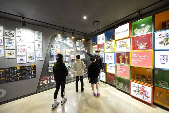 소중 학생기자단이 역대 월드컵 포스터와 기념품들을 살펴봤다.