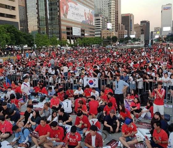 2018 러시아 월드컵 때도 서울 광화문광장은 붉은 물결로 가득했다.