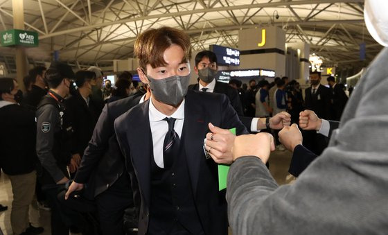 출국에 앞서 팬들과 인사를 나누는 축구대표팀 수비수 김진수. 뉴스1