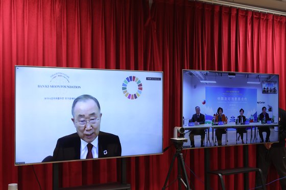 24일 베이징 듀이센터에서 열린 “한·중 Z세대의 단결과 미래” 국제 세미나에서 반기문 전 유엔사무총장(왼쪽)이 베이징 겨울 올림픽의 성공적 개최를 기원하는 연설을 하고 있다. 신경진 기자
