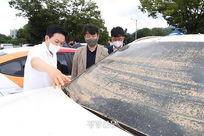 원희룡 국토부 장관이 지난 여름 침수 피해를 입은 차량을 살펴보고 있다. 국토부 제공