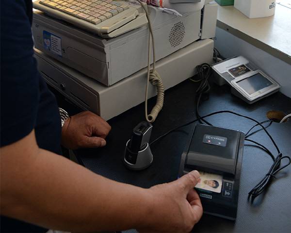 편의점 직원이 주민등록증 위조판별기로 신분을 확인하고 있다, 국제신문DB