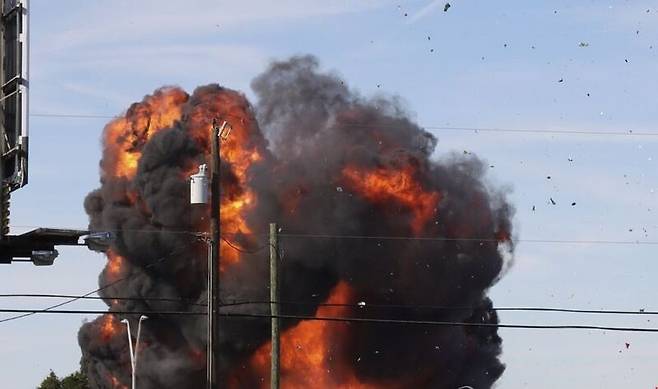 에어쇼 도중 충돌해 폭발한 B-17과 P-63 / 사진=연합뉴스