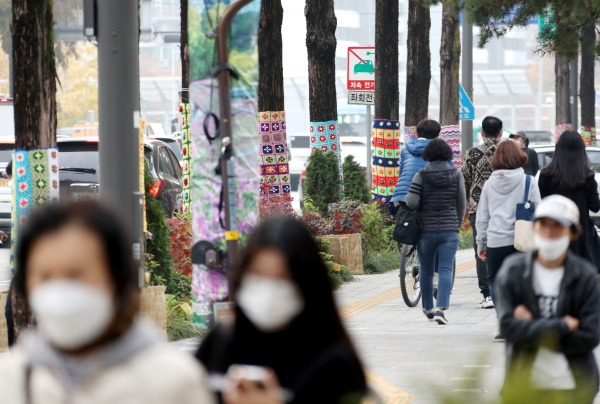 오는 15일 낮 최고기온은 17도까지 오르는 반면 일부 권역은 영하권의 날씨를 웃돌 것으로 예상된다. 사진은 지난 9일 서울 노원구 노원구청 앞 일대의 가로수에 털실로 만든 겨울 옷이 입혀져 있는 모습. /사진=뉴스1