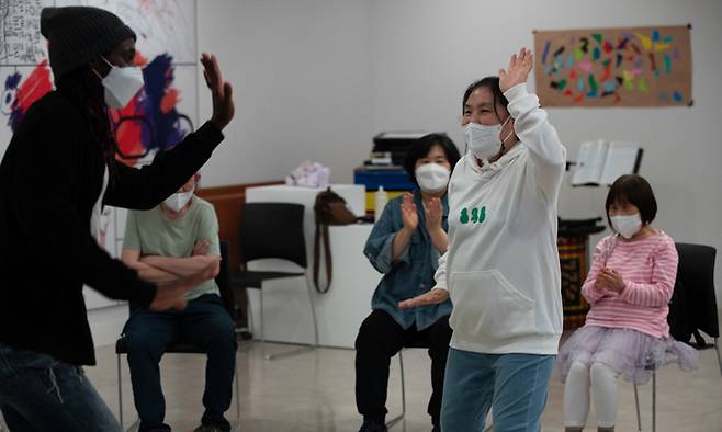 연극 ‘등장인물’ 출연자 등 노들장애인야학에서 예술 활동을 하는 발달장애인들이 조력자의 도움을 받아 춤 동작을 배우고 있는 모습.   포토그래퍼 정택용 제공