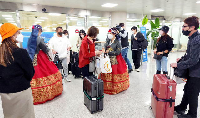 제주-오사카 직항노선이 3년 만에 재개된 11일 제주국제공항에 내린 일본 관광객이 제주도와 제주관광공사 관계자 등으로부터 환영받고 있다. 연합뉴스