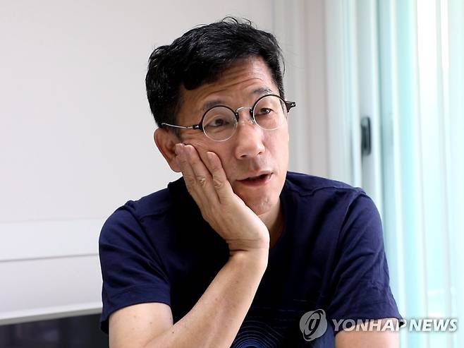 연합뉴스와 인터뷰중인 진중권 [촬영 정한솔]