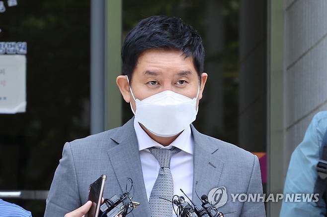 '라임몸통' 김봉현, 재판 앞두고 전자장치 끊고 도주 (서울=연합뉴스) 라임자산운용 사태의 핵심 인물로 꼽히는 김봉현 전 스타모빌리티 회장이 11일 오후 재판을 앞두고 전자장치를 끊은 채 도주했다. 
   검찰에 따르면 이날 오후 1시 30분께 경기 하남시 팔당대교 부근에서 김 전 회장의 전자장치가 끊어졌고 연락이 두절됐다.
    사진은 지난 9월 20일 서울 양천구 남부지법에서 열린 사기·유사수신행위법 위반 관련 구속 전 피의자심문에 참석하는 김 전 회장. 2022.11.11 [연합뉴스 자료사진] photo@yna.co.kr