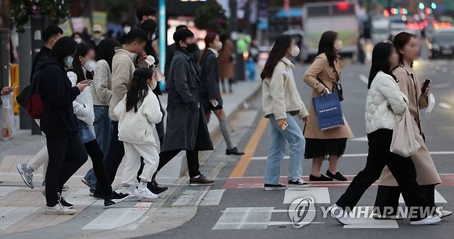 가을비 내리고 추워진 날씨 (서울=연합뉴스) 김인철 기자 = 가을비가 내린 뒤 쌀쌀한 날씨를 보이는 13일 오후 서울 광화문광장에서 두툼한 옷을 입은 시민들이 길을 걷고 있다. 2022.11.13 yatoya@yna.co.kr