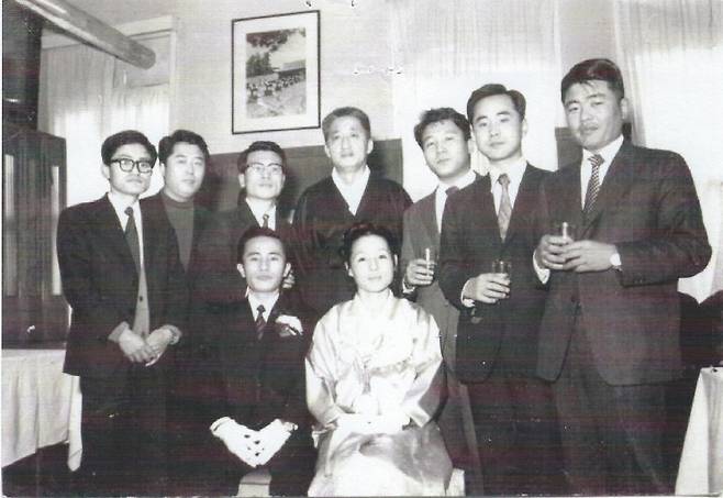 1971년 박목월 선생(왼쪽에서 네 번째)이 주례를 한 김종해 시인 부부 결혼식 [북레시피 제공]