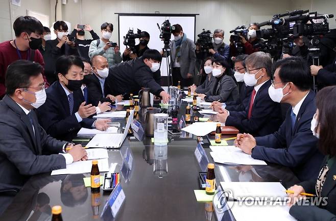 GJC 방문한 민주당 '김진태발 금융위기 진상조사단' (춘천=연합뉴스) 양지웅 기자 = 더불어민주당 '김진태발 금융위기 진상조사단' 소속 의원들이 14일 강원 춘천시 강원도중도개발공사(GJC)를 방문해 송상익 대표 등 관계자들과 면담하고 있다. 2022.11.14 yangdoo@yna.co.kr