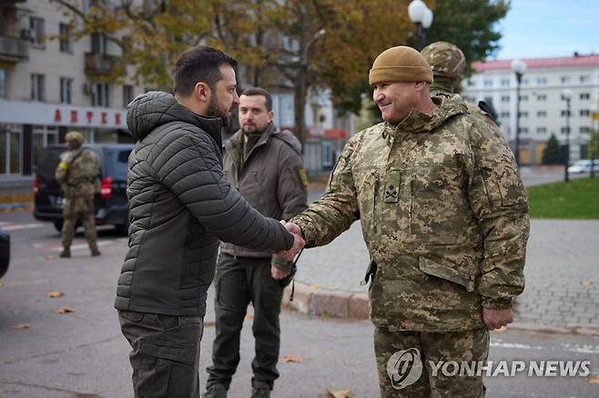 수복한 헤르손 방문한 젤렌스키 우크라이나 대통령 (헤르손 로이터=연합뉴스) 볼로디미르 젤렌스키 우크라이나 대통령이 14일(현지시간) 남부 헤르손주 주도 헤르손을 방문했다. 우크라이나는 지난 11일 러시아군이 철수한 직후 헤르손을 되찾았다. 2022.11.14 photo@yna.co.kr [우크라이나 대통령실 제공. 재판매 및 DB 금지]