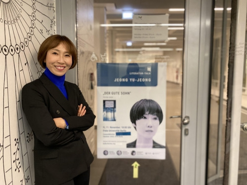 연합뉴스와 인터뷰하는 정유정 작가 (베를린=연합뉴스) 이율 특파원 = 독일 베를린자유대 도서관에서 연합뉴스와 인터뷰하는 정유정 작가. 2022.11.14