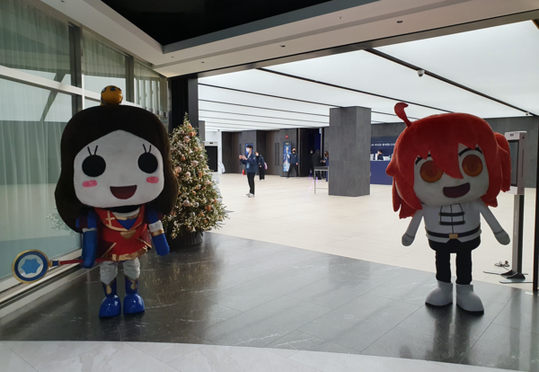 페그오 행사장 앞을 지키고 있는 다빈치와 구다코 SD 캐릭터