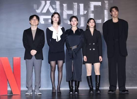 넷플릭스 시리즈 '썸바디' 제작발표회가 15일 오전 서울 광진구 롯데시네마 건대입구점에서 열렸다.  정지우 감독과 배우 김영광, 강해림, 김용지, 김수연이 참석했다.  '썸바디'(감독 정지우)는 소셜 커넥팅 앱 썸바디를 매개로 살인사건이 벌어지면서 개발자 섬과 그녀 주변의 친구들이 의문의 인물 윤오와 얽히며 벌어지는 이야기를 그린 서스펜스 스릴러로. 18일 첫 공개 된다.  김진경 기자 kim.jinkyung@joongang.co,kr/2022.11.15/