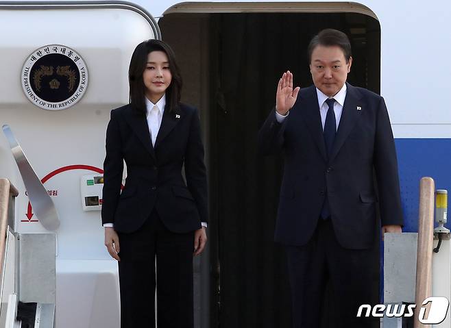 윤석열 대통령과 김건희 여사가 11일 오전 경기 성남 서울공항에서 아세안(ASEAN·동남아국가연합) 관련 정상회의 및 주요 20개국(G20) 정상회의 등 다자 회의 참석차 출국하기 위해 공군 1호기에 탑승하며 인사하고 있다. 2022.11.11/뉴스1 ⓒ News1 송원영 기자