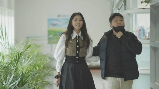 Actor Kwon Oh-joong and Oh Yoon-ah are working together with the children of the Journal of Autism and Developmental Disorders to promote the independence of developmental disabilities.Kwon Oh-joong and Oh Yoon-ah will appear with their children on Hope TV SBS, which will be broadcast on the 19th.According to a survey of the Gu Long Industrial Complex in 2021, 7 out of 10 developmental disabilities were not employed.As for the difficulties experienced in job-seeking activities, 46.1% of the respondents said that they did not have or lacked jobs (businesses) to hire developmental disabilities.The Milal Welfare Foundation will introduce the goodwill store for disabled people through Hope TV SBS and raise funds for the construction of new stores.The goodwill store is a vocational rehabilitation facility for people with disabilities who donate new products from second-hand goods or corporations donated by citizens and sell them to the disabled.Kwon Oh-joong and Oh Yoon-ah, who played MC on this days broadcast, convey sympathy and warm comfort to parents who are worried about their childrens independence.In particular, Kwon Oh-joong, who unveils Developmental disabilities son for the first time in broadcasting, visits the goodwill store Milal Songpa branch with son and receives employment counseling and represents the position of developmental disabilities and parents.Oh Yoon-ah, who appears with Son Min, talks to parents of Milal School about the reality that disabled people are hard to stand on their own feet.Kwon Oh-joong and Oh Yoon-ah said, The goodwill store is a place that provides opportunities for self-reliance rather than charity through work, he said. I would like to ask for your interest in this broadcast so that happy workplaces of developmental disabilities can be created throughout the country.On the other hand, Koreas representative social contribution program Hope TV introduces the tragedy of Ukraine and the young people who are preparing for self-reliance that do not give up hope even in the war that continues to this day.It will also introduce efforts to protect the environment and the sea, provide opportunities for developmental disabilities, not charity, and conduct live broadcasts for a total of 13 hours from 8:40 a.m. on the 18th (Friday) to 11 a.m. on the 19th (Saturday).