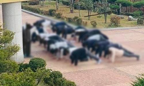 강원도 한 고교의 집단 얼차려30여명의 학생들이 엎드려뻗쳐 벌을 받는 모습이 온라인 커뮤니티에 올라 있다.<연합뉴스>