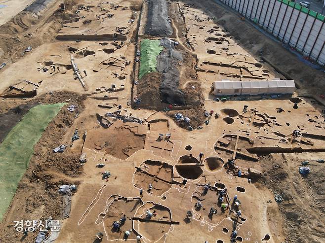 잠실 진주아파트 재건축 부지에서 모습을 드러낸 1600년전 한성백제판 도심재개발 및 재건축의 증거들. 다양한 주거지와 창고 등으로 쓰인 각종 구덩이, 도로 등이 중첩되어 출토됐다. 이와 같은 한성백제판 도심재개발·재건축의 증거들은 기존에 서있던 아파트 건물들 사이에서 기적적으로 발견되었다. 1600년전 한성백제인들이 살았던 바로 그곳에서 요즘 사람들도 거주하고 있다는 단적인 예다. |서길덕 도원문화재연구원장 제공