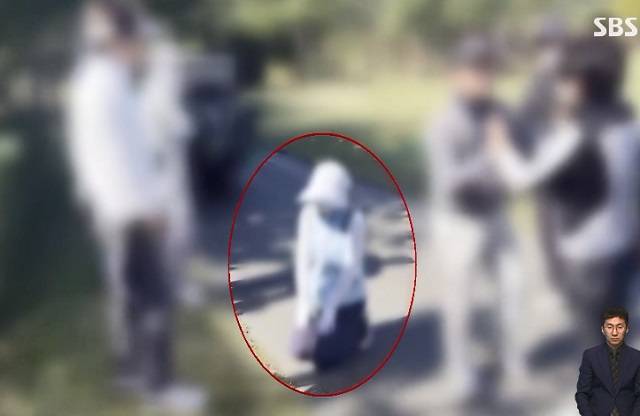 지난달 공주의 한 골프장에서 만취 고객이 캐디를 상대로 무릎을 꿇리며 '갑질'을 한 사건이 벌어졌다. SBS 보도화면 캡처