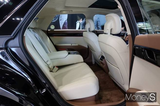 디 올 뉴 그랜저의 뒷좌석은 리클라이닝 기능이 적용돼 편안함이 향상됐다. /사진=박찬규 기자