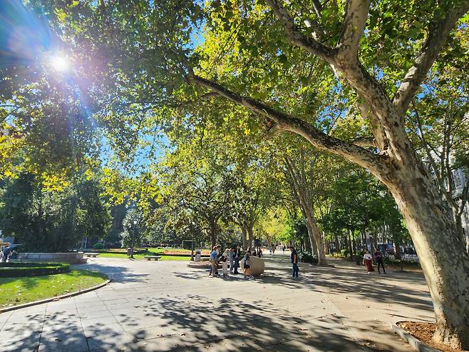 유네스코 세계유산 빛의 풍경 입구. 마드리드라는 메트로폴리스 도심에 400년간 가꾼 거대 공원이다.