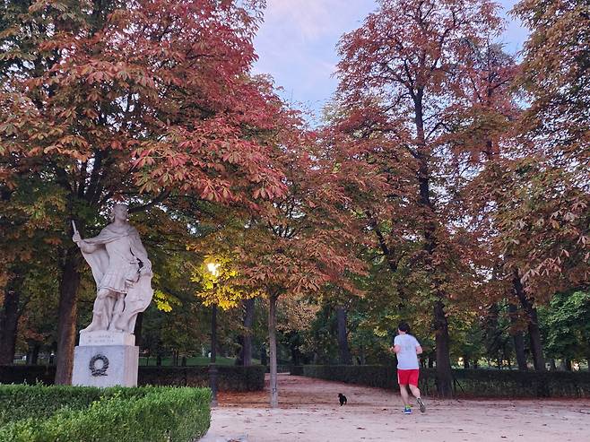 빛의 풍경지대 속 레티로 공원엔 정적에 의해 왕궁에서 퇴출된 석상과 숲 사이로 조깅하는 시민들이 많다.