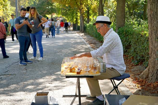 빛의 풍경 지대 숲 사이엔 유리잔 음악 버스킹도 벌어진다.