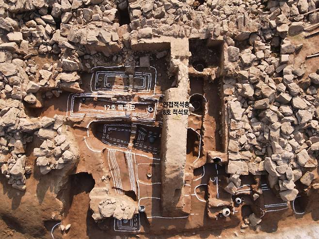 [서울=뉴시스] 연접적석총 8호 적석묘 아래 널무덤 무리.