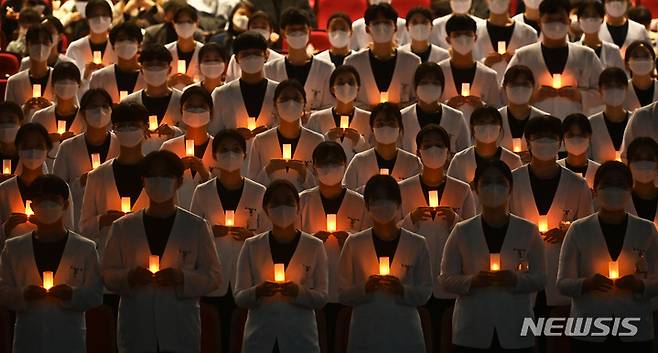 [수원=뉴시스] 김종택 기자 = 아주대학교 간호대학 학생들이 15일 오후 경기도 수원시 아주대 강당에서 나이팅게일 선서식을 하고 있다. 이날 선서식에는 24대 나이팅게일로 선출된 간호대학 77명이 '전문간호인으로서 인간의 생명을 존중하고 간호 받는 환우들의 안녕을 위해 헌신할 것'을 다짐했다. 2022.11.15. jtk@newsis.com