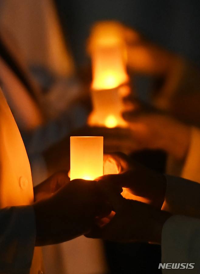 [수원=뉴시스] 김종택 기자 = 아주대학교 간호대학 학생들이 15일 오후 경기도 수원시 아주대 강당에서 나이팅게일 선서식을 하고 있다. 이날 선서식에는 24대 나이팅게일로 선출된 간호대학 77명이 '전문간호인으로서 인간의 생명을 존중하고 간호 받는 환우들의 안녕을 위해 헌신할 것'을 다짐했다. 2022.11.15. jtk@newsis.com