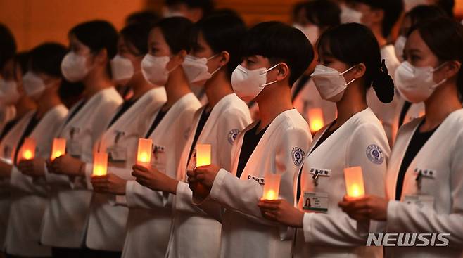 [수원=뉴시스] 김종택 기자 = 아주대학교 간호대학 학생들이 15일 오후 경기도 수원시 아주대 강당에서 나이팅게일 선서식을 하고 있다. 이날 선서식에는 24대 나이팅게일로 선출된 간호대학 77명이 '전문간호인으로서 인간의 생명을 존중하고 간호 받는 환우들의 안녕을 위해 헌신할 것'을 다짐했다. 2022.11.15. jtk@newsis.com