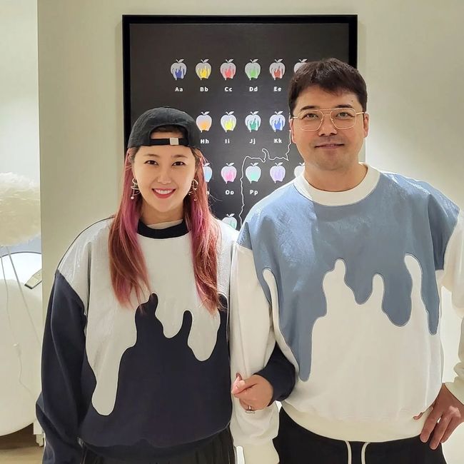 Broadcaster Jun Hyun-moo and singer Solbi have become a hot topic to show off their couples wearing Femme aux Bras Croisés.Solbi said, I felt sincere since I was sweating behind the stage when I first saw my brothers solo show on the 14th.In the meantime, Jun Hyun-moos birthday Sweet Collector added, We have released photos of Jun Hyun-moos birthday party.In the photo, Jun Hyun-moo and Solbi are wearing the same clothes and posing in front of Solbis work.In particular, Solbi is wearing Jun Hyun-moos Femme aux Bras Croisés, so you can see the deep friendship between the two.Solbi seems to have presented his work on Jun Hyun-moos birthday. Solbi visited Jun Hyun-moos house, delivered gifts, and celebrated his birthday with a drink.Jun Hyun-moo makes a smile on his face when he drinks alcohol and his eyes are loose.Last month, Solbi released a photo of her best friend, Ali, wearing a couple, and it seems to have produced a man-to-man T-shirt of the same pattern as the pattern drawn on the apple in the picture presented to Jun Hyun-moo.Solbi appeared on MBCs Jun Hyun-moo in 2017 and has been in a relationship with the members of the group since then.Solbi