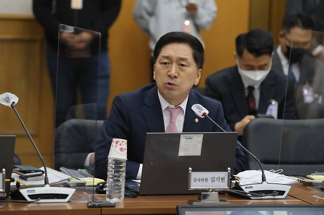 김기현 국민의힘 의원이 지난달 20일 오전 충남 계룡시 계룡대 육군본부에서 열린 국회 국방위원회 국정감사가 더불어민주당 의원들의 불참으로 미뤄지자 항의하고 있다.ⓒ연합뉴스
