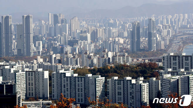 6일 서울 중구 남산에서 시내에 위치한 아파트 단지가 보이고 있다. 2022.11.6/뉴스1 ⓒ News1 장수영 기자