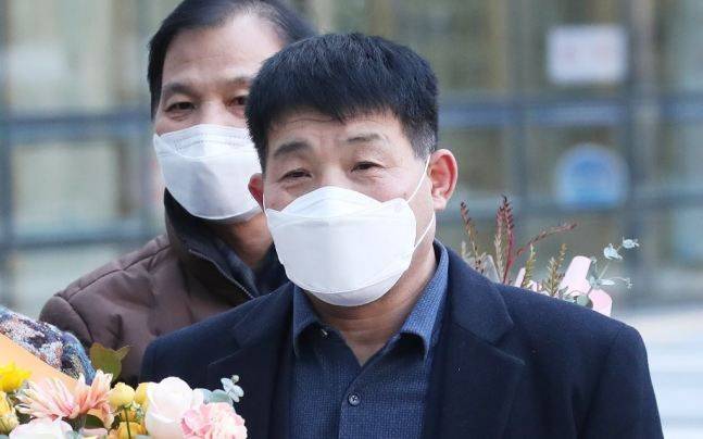 2020년 12월 17일 오후 경기도 수원시 영통구 수원지방법원에서 열린 이춘재 연쇄살인 8차 사건 재심 선고공판에서 재심 청구인 윤성여 씨가 무죄를 선고받고 법원 청사를 나와 소감을 말하는 모습 ⓒ연합뉴스