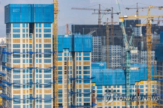 부동산 자금조달도 비상, 정부 50조 유동성 공급 효과볼까? (서울=연합뉴스) 황광모 기자 = 연이은 금리 인상과 부동산 경기 악화로 인한 부동산 프로젝트파이낸싱(PF) 대출 기피와 '레고랜드' 발 채권 시장의 불안으로 투자심리가 얼어붙어 제2금융권과 건설업체들의 회사채 발행을 통한 자금 확보에 비상이 걸렸다. 요동치던 채권시장은 정부의 50조에 달하는 유동성 공급 대책 발표 직후인 24일 다소 진정국면을 보이면서 소강상태에 들어갔지만, 시장 참여자들은 당분간 당국과 경제 동향을 예의주시하면서 방향을 탐색할 것으로 관측된다. 사진은 24일 오후 서울 강동구 둔촌주공아파트 재건축 현장의 모습. 이 재건축 단지는 조합 집행부와 시공사업단이 공사비 증액 문제를 놓고 갈등을 빚어 약 6개월 간 공사가 중단된 뒤, 지난 17일 공사를 재개했지만, 프로젝트파이낸싱(PF)이 차환 발행에 실패하면서 시공사업단이 자체 자금으로 보증한 사업비 7천억 원을 상환하기로 하는 등 어려움을 겪고 있다. 2022.10.24 hkmpooh@yna.co.kr (끝)