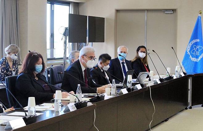 일본을 방문한 구스타보 카루소 국제원자력기구(IAEA) 핵 안전·보안국 조정관(왼쪽에서 두 번째)이 지난 14일 도쿄에서 회의를 시작하면서 발언하고 있다. IAEA 직원들과 전문가들로 이뤄진 조사단은 일본 정부의 후쿠시마 제1원전 오염수 처리 계획에 대한 안전성을 평가할 예정이다. 일본 정부는 해당 오염수를 내년부터 바다로 방류할 예정이다. 도쿄/EPA 연합뉴스