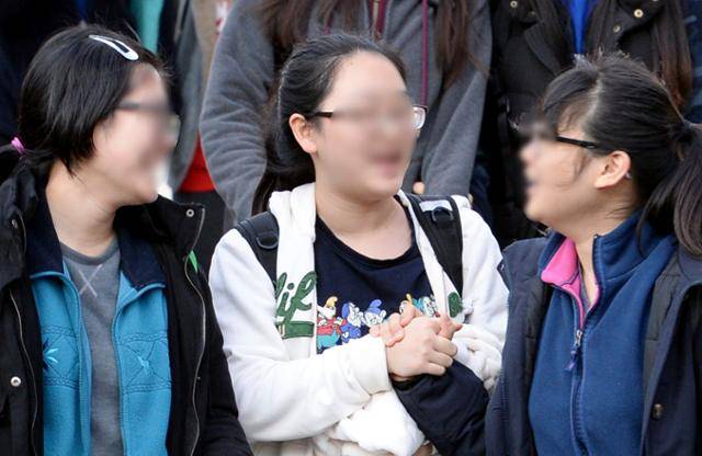 최고 기온이 21도까지 오른 2015년 11월 12일. 서울 종로구 풍문여고에서 2016학년도 수능을 치른 수험생들이 얇은 옷을 겹겹이 입은 채 시험장을 나서고 있다. 홍인기 기자