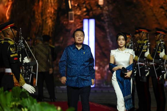 윤석열 대통령과 부인 김건희 여사가 15일(현지시간) 발리 가루다 위스누 끈짜나 문화공원에서 열린 G20 환영 만찬에 참석하고 있다.  [사진=뉴시스]