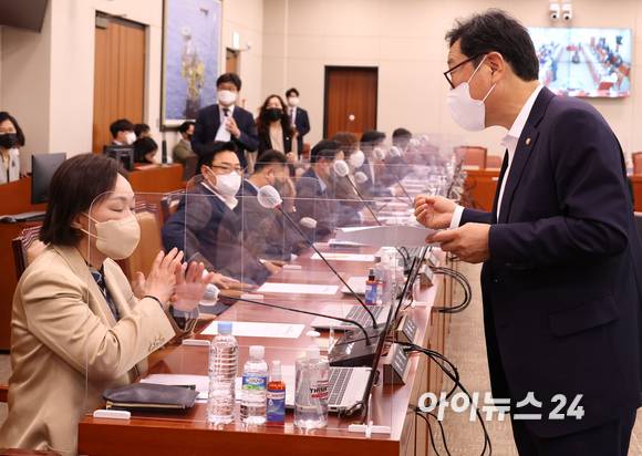 지난 9월 26일 서울 여의도 국회에서 열린 산업통상자원중소벤처기업위원회 전체회의에서 김한정(오른쪽) 더불어민주당 간사와 한무경 국민의힘 간사가 대화하고 있다. [사진=김성진 기자]