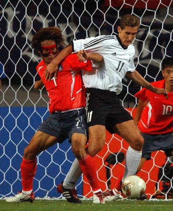 독일과 4강전에 마스크를 쓰고 나선 김태영(왼쪽). [중앙포토]