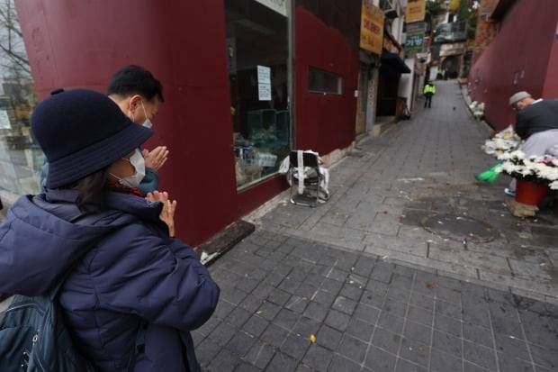 13일 서울 용산구 이태원 참사 현장을 찾은 시민들이 기도를 하고 있다. 경찰은 지난 11일 사고 현장 통제선을 제거했다.사진=연합뉴스