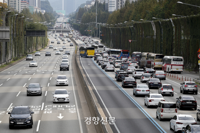 추석 연휴 마지막 날이었던 지난 9월 12일 서울 서초구 잠원IC에서 바라본 경부고속도로 상행선(왼쪽) 교통량이 비교적 원활한 흐름을 보이고 있다./문재원 기자