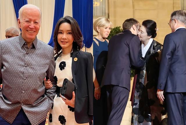 윤석열 대통령 부인 김건희 여사가 지난 12일(현지시간) 오후 프놈펜 쯔로이짱바 국제 컨벤션 센터에서 열린 캄보디아 주최 갈라 만찬에서 조 바이든 미국 대통령과 기념촬영을 하고 있다. 오른쪽 사진은 2018년 10월 15일(현지시간) 프랑스 파리 대통령궁에서 열린 국빈만찬에 참석하며 에마뉘엘 마크롱 프랑스 대통령 내외와 인사하는 문 전 대통령 내외. 대통령실 제공, 뉴시스