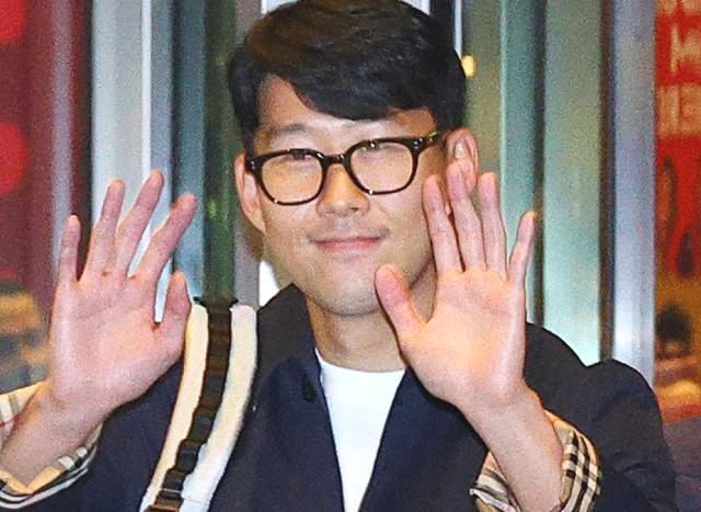 2022 카타르 월드컵 대한민국 축구대표팀 손흥민이 16일(현지시간) 카타르 도하 하마드 국제공항을 통해 입국해 공항 건물을 나서고 있다. 연합뉴스