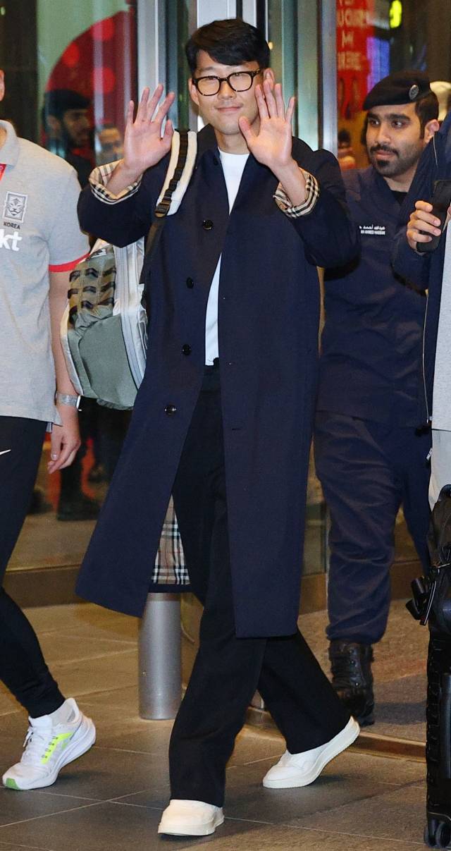 2022 카타르 월드컵 대한민국 축구대표팀 손흥민이 16일(현지시간) 카타르 도하 하마드 국제공항을 통해 입국해 공항 건물을 나서고 있다. 연합뉴스