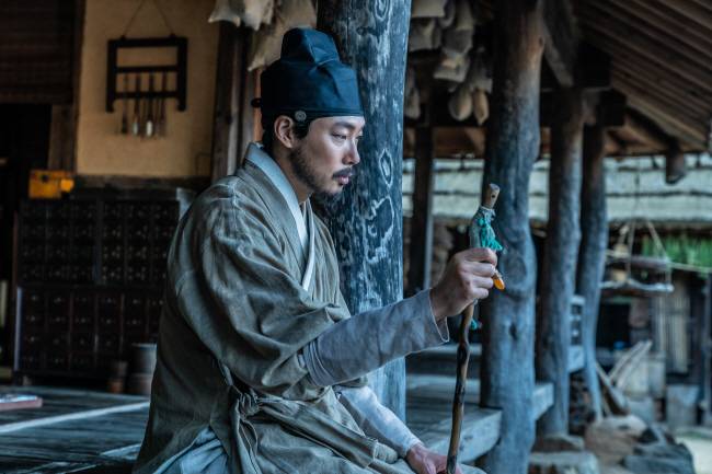 배우 류준열은 소현세자의 죽음을 목격한 맹인 침술사 역을 맡아 열연을 펼쳤다.  NEW 제공